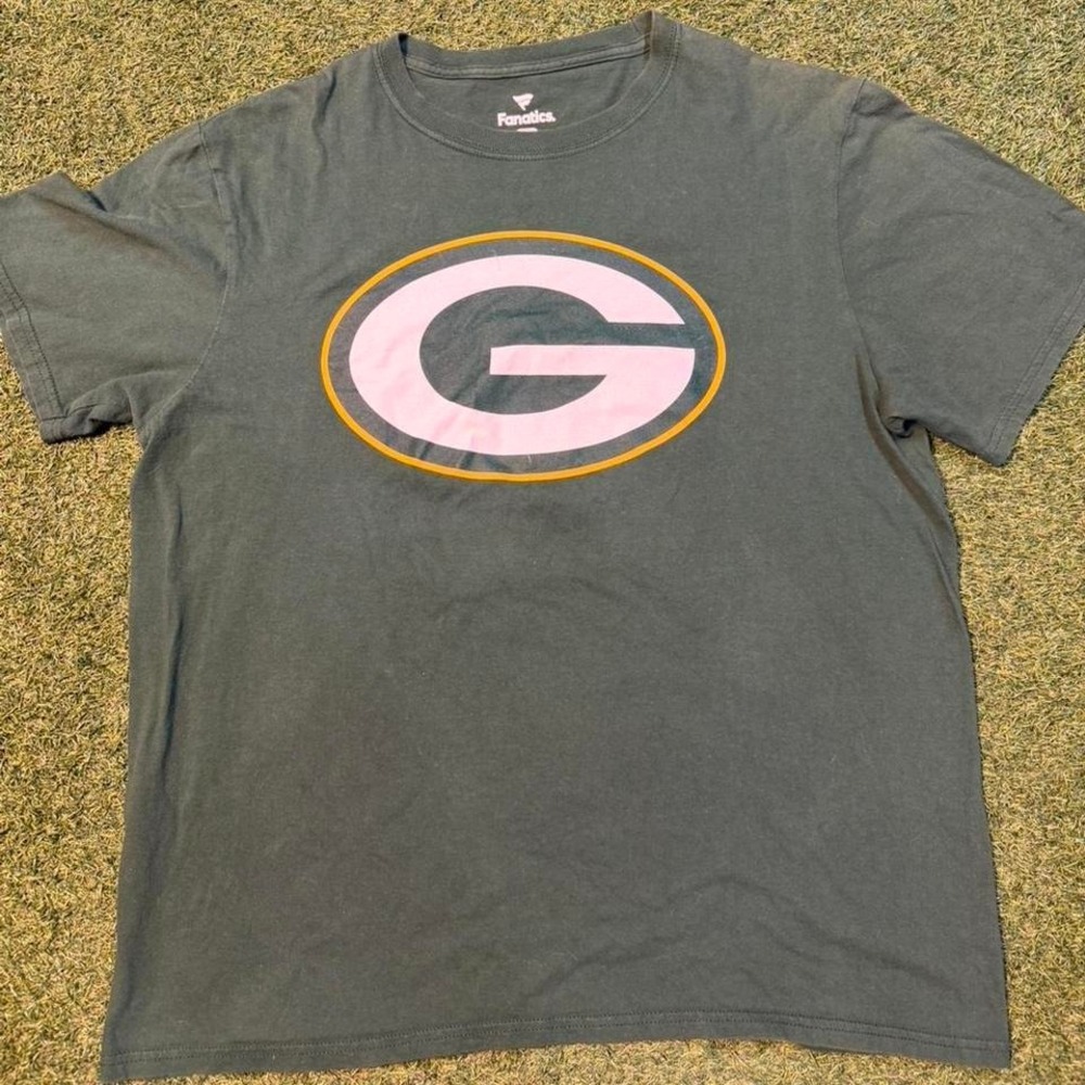 This item is an officially licensed Green Bay Packers‎ Aaron Rodgers t-shirt